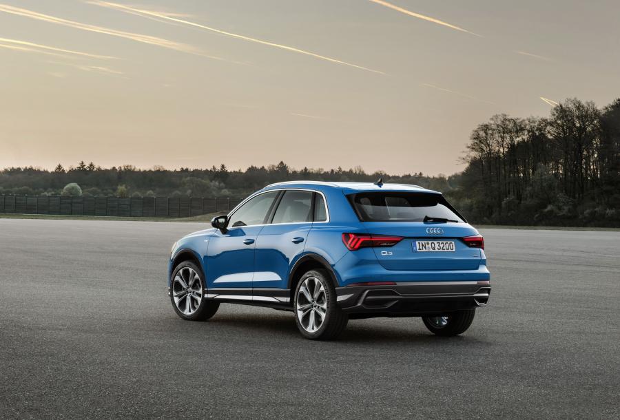  Audi Q3 45 TFSI Quattro S-Line 2018 года  (WW) (фото 3 из 56)